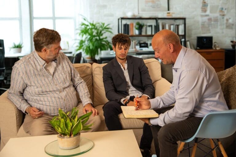 Team van online marketingbureau Ploko.nl (Giovanni, Erik en Frank) in strategisch overleg